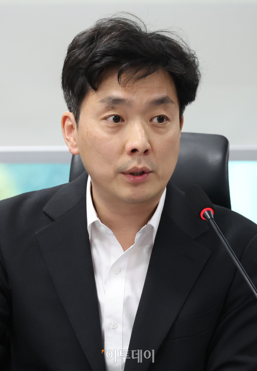 ▲김동욱 한화솔루션 상무가 19일 서울 여의도 국회 의원회관에서 열린 더불어민주당 을지로위원회, 유가 급등에  따른 대책 마련을 위한 석유화학 업계 간담회에서 발언을 하고 있다. 고이란 기자 photoeran@ (이투데이DB)