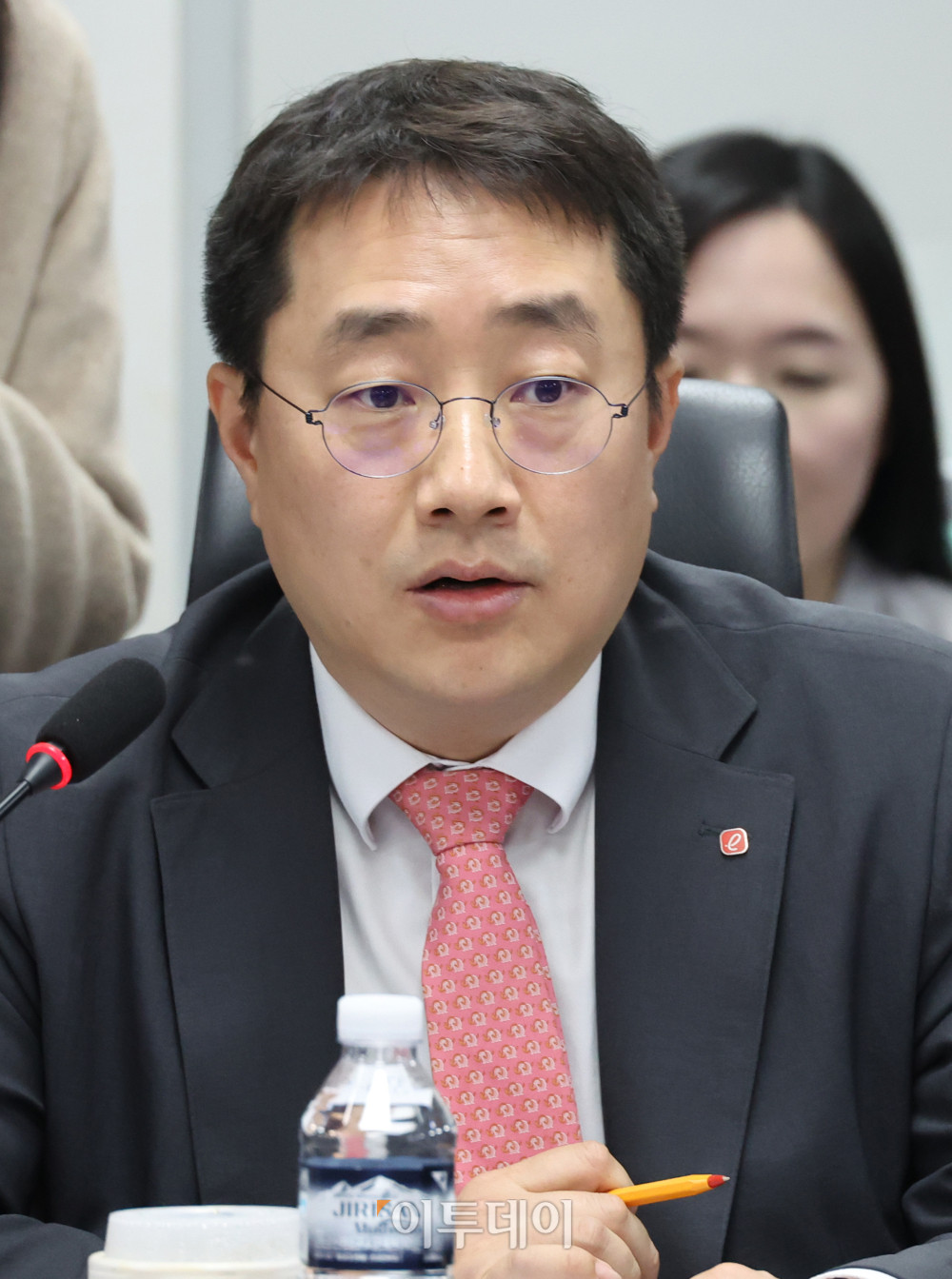 ▲김영번 롯데케미칼 상무가 19일 서울 여의도 국회 의원회관에서 열린 더불어민주당 을지로위원회, 유가 급등에  따른 대책 마련을 위한 석유화학 업계 간담회에서 발언을 하고 있다. 고이란 기자 photoeran@ (이투데이DB)