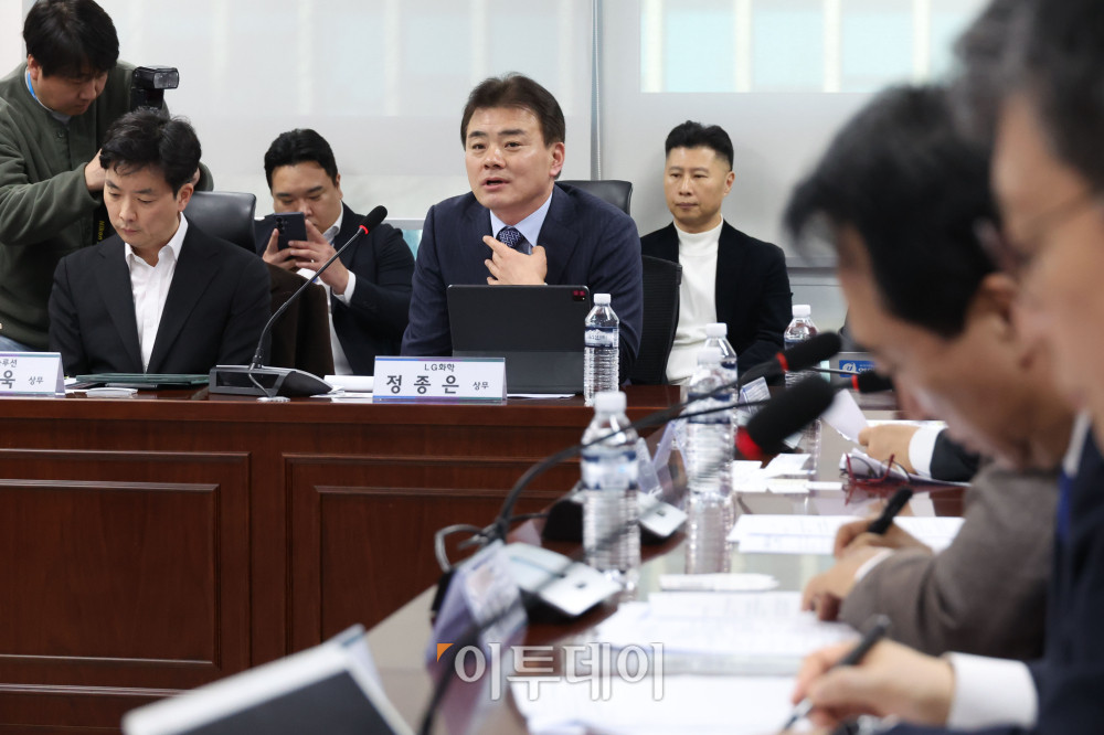 ▲정종은 LG화학 상무가 19일 서울 여의도 국회 의원회관에서 열린 더불어민주당 을지로위원회, 유가 급등에  따른 대책 마련을 위한 석유화학 업계 간담회에서 발언을 하고 있다. 고이란 기자 photoeran@ (이투데이DB)