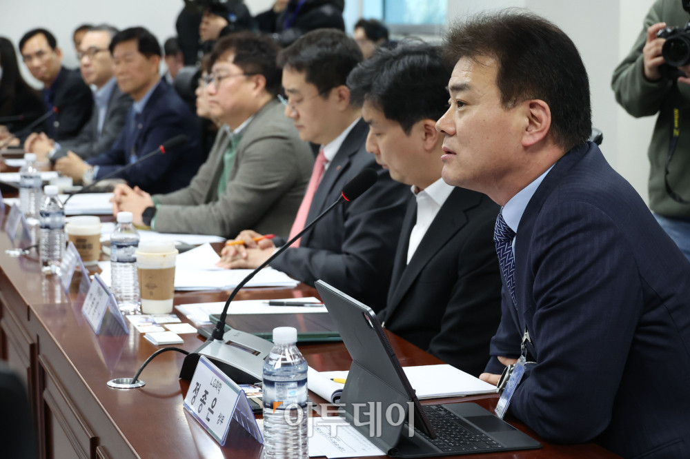▲정종은 LG화학 상무가 19일 서울 여의도 국회 의원회관에서 열린 더불어민주당 을지로위원회, 유가 급등에  따른 대책 마련을 위한 석유화학 업계 간담회에서 발언을 하고 있다. 고이란 기자 photoeran@ (이투데이DB)