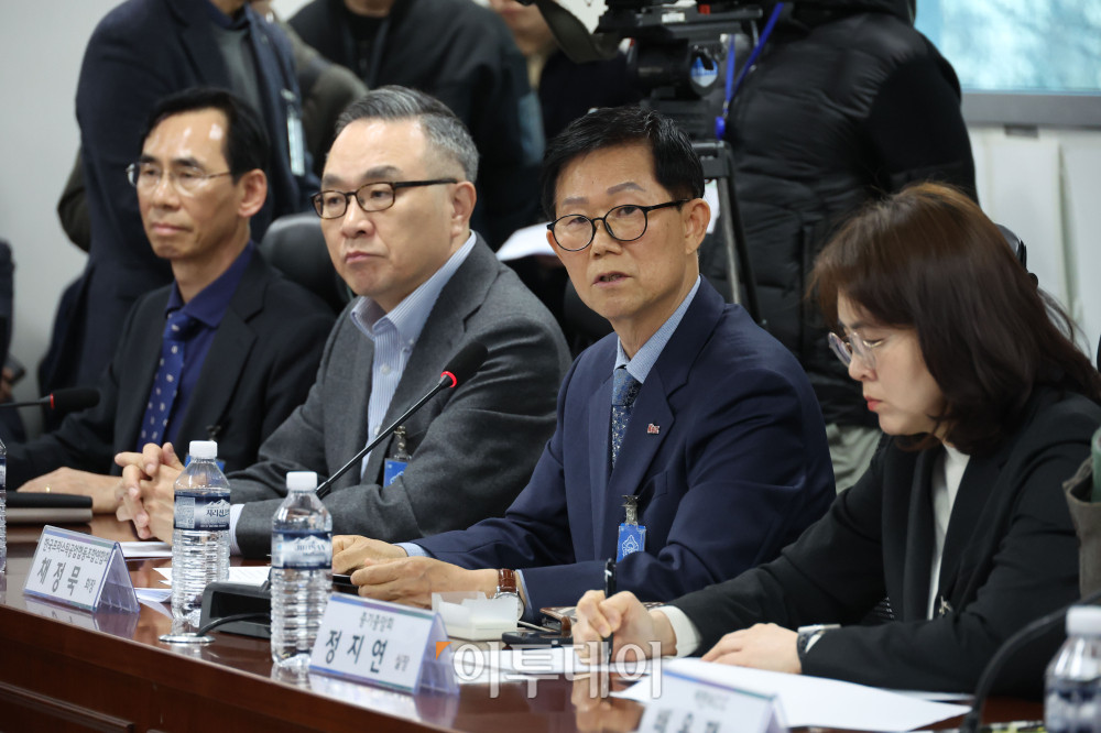 ▲채정묵 한국프라스틱공업협회장이 19일 서울 여의도 국회 의원회관에서 열린 더불어민주당 을지로위원회, 유가 급등에  따른 대책 마련을 위한 석유화학 업계 간담회에서 발언을 하고 있다. 고이란 기자 photoeran@ (이투데이DB)