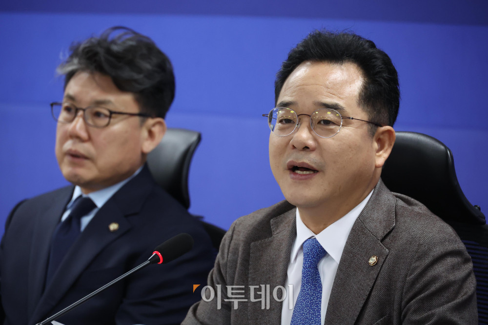 ▲19일 서울 여의도 국회 의원회관에서 열린 더불어민주당 을지로위원회, 유가 급등에  따른 대책 마련을 위한 석유화학 업계 간담회에서 민병덕 을지로위원장이 발언을 하고 있다. 고이란 기자 photoeran@ (이투데이DB)