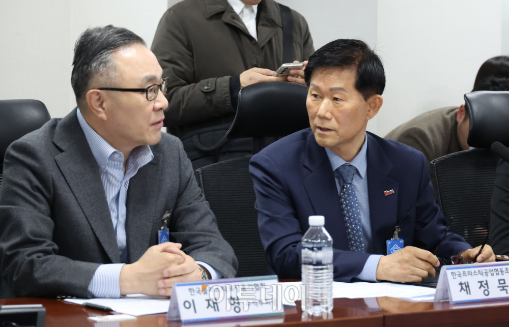 ▲19일 서울 여의도 국회 의원회관에서 열린 더불어민주당 을지로위원회, 유가 급등에  따른 대책 마련을 위한 석유화학 업계 간담회에서 채정묵(오른쪽) 한국프라스틱공업협회장과 이재형 한국플라스틱포장용기협회 수석부회장이 대화하고 있다. 고이란 기자 photoeran@ (이투데이DB)