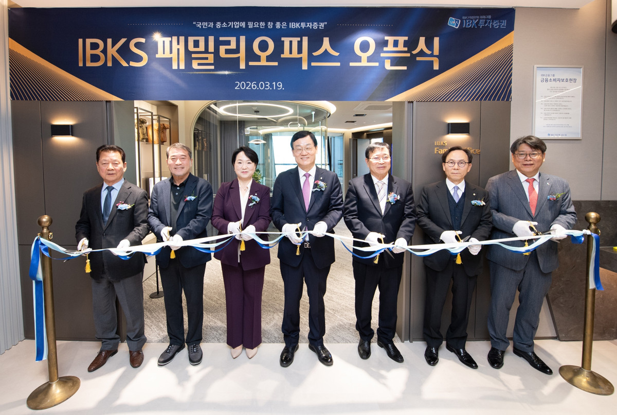 ▲19일 오전 서울 서초구 GT타워에서 서정학 IBK투자증권 대표이사(가운데) 등 임직원과 주요 고객들이 IBKS 패밀리오피스 오픈식 기념촬영을 하고 있다. (사진=IBK투자증권)
