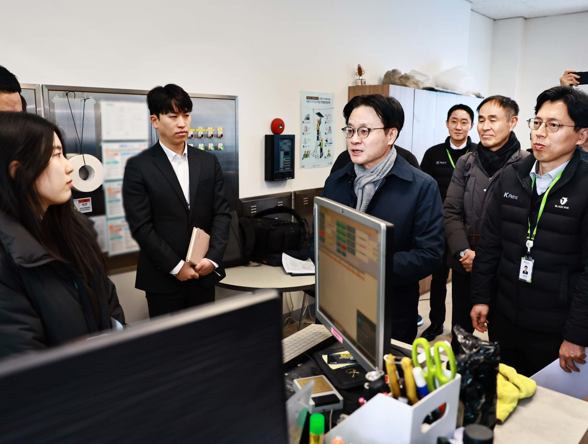 ▲김정관 산업통상부 장관은 19일 오전 10시 범부처 합동점검단과 함께 서울 송파구에 있는 정유사 직영 주유소를 불시에 방문하여 가격, 유통, 품질 등에 불법행위가 있는지 집중적으로 점검했다. (사진제공=산업통상부)