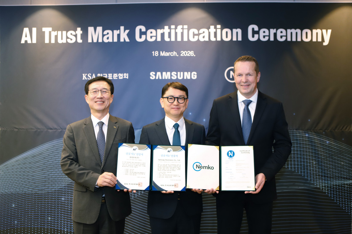 ▲한국표준협회는 삼성전자의 ‘가전제품 원격진단 서비스’에 대해 국내 최초로 Nemko AI Trust Mark와 AI+ 인증을 동시에 수여했다. 사진 왼쪽부터 한국표준협회 문동민 회장, 삼성전자 문종승 DA사업부 부사장, Nemko그룹 Per Ove Øyberg CEO. (사진제공=한국표준협회)