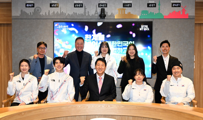 ▲오세훈 서울시장이 19일 '2026 밀라노&코르티나 동계올림픽’에 출전한 서울대표 선수단과 기념사진을 촬영하고 있다. (사진제공=서울시)