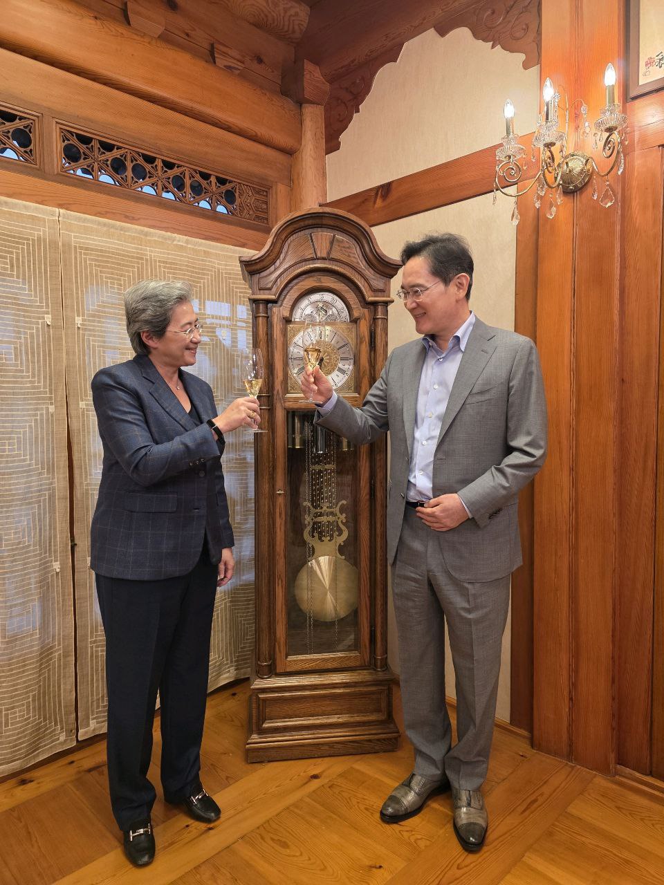 ▲이재용 회장이 18일 서울 이태원동 승지원에서 리사 수 AMD 최고경영자(CEO)와 만찬에 앞서 술잔을 들고 기념 촬영하고 있다. (사진제공=삼성전자)