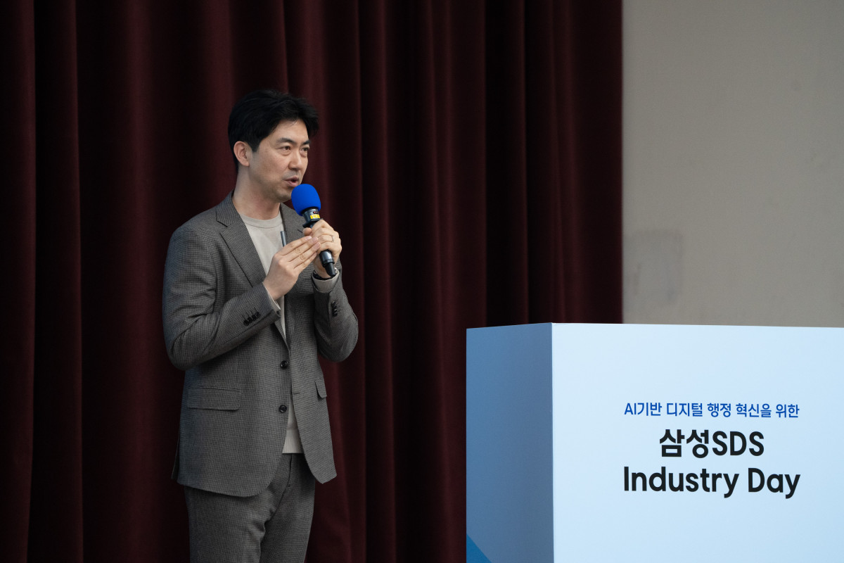 ▲18일 정부세종컨벤션센터 국제회의장에서 진행된 '삼성SDS 인더스트리 데이' 행사에서삼성SDS 김긍환 컨설팅팀장(상무)이 공공 서비스 혁신을 위한 삼성SDS의 AX 전략에 대해 발표했다. (사진제공=삼성SDS)