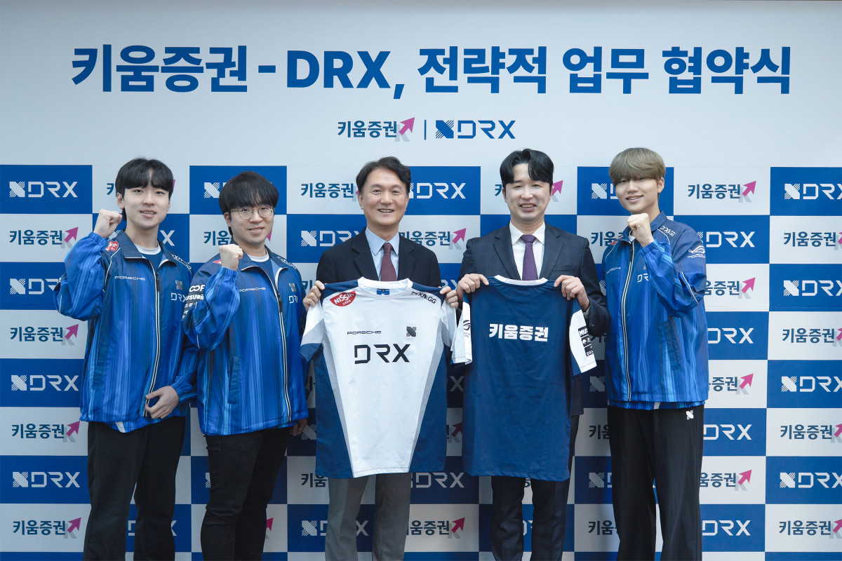 ▲엄주성 키움증권 대표이사(왼쪽 세번째)와 박정무 DRX 의장(네번째)가 19일 오전 서울 마포구 DRX서울타워에서 전략적 업무 협약식을 갖고 있다. (사진제공=키움증권)