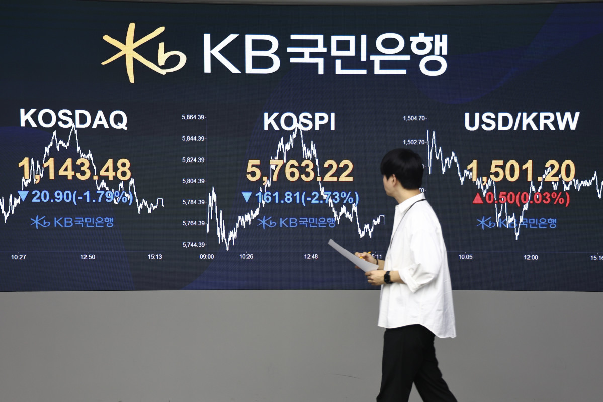 ▲19일 오후 서울 여의도 KB국민은행 스마트딜링룸에서 딜러들이 업무를 보고 있다. (출처=뉴시스)