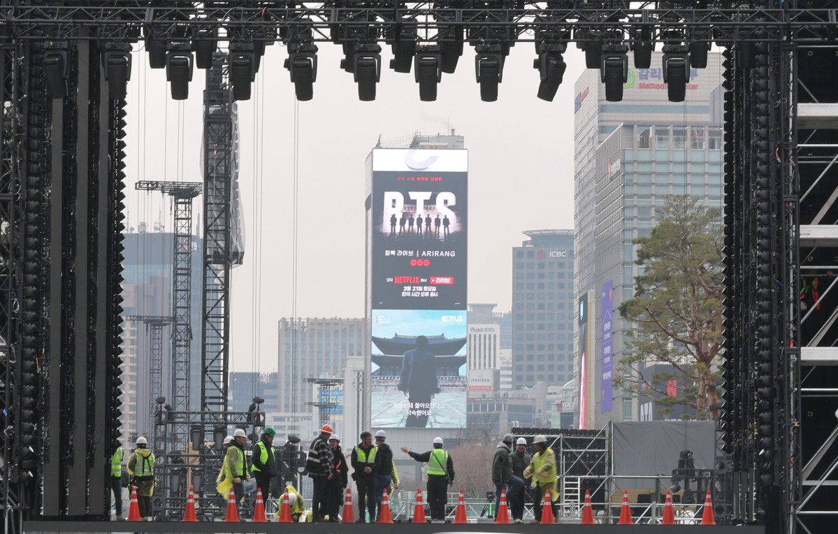 ▲그룹 방탄소년단(BTS)의 광화문 공연을 앞둔 18일 서울 광화문광장에서 공연 준비작업이 이뤄지고 있다. (연합뉴스)