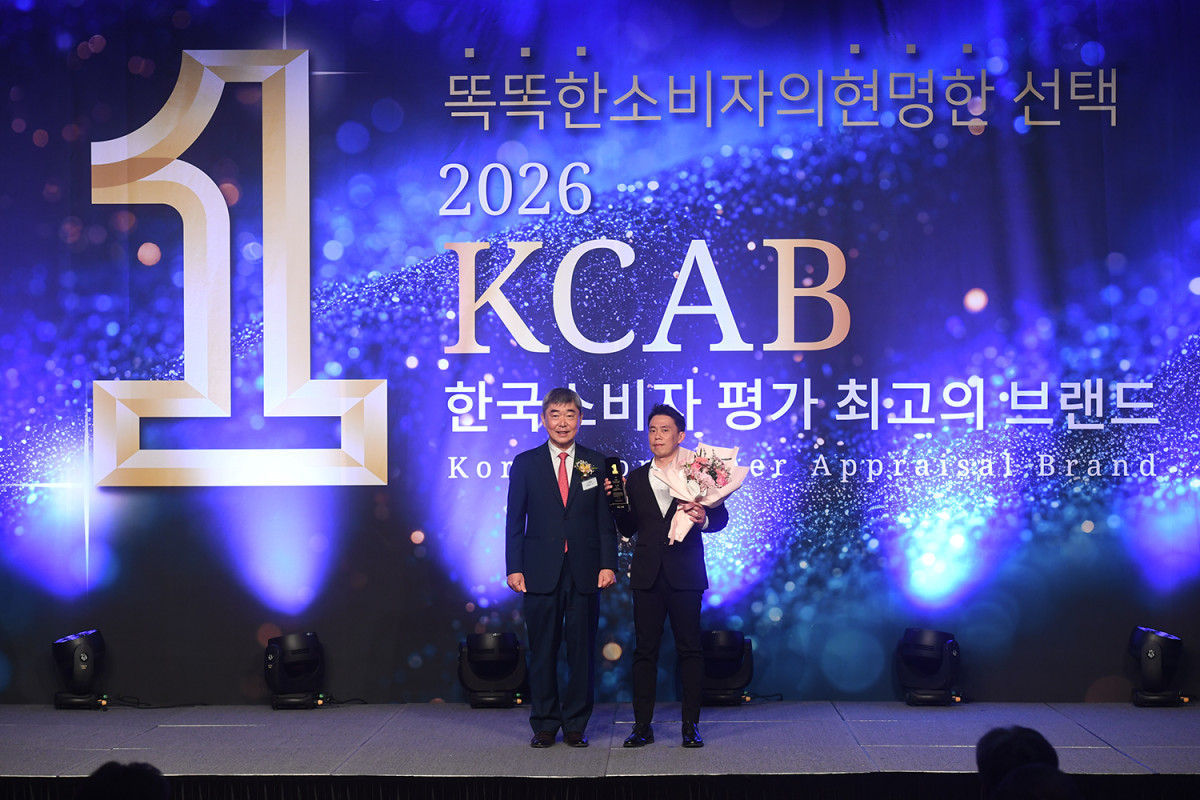 ▲궐련형 전자담배 디바이스 브랜드 플룸(Ploom)이 ‘2026 KCAB 한국소비자 평가 최고의 브랜드 대상’ 궐련형 전자담배 부문에서 2년 연속 대상을 수상했다. (사진제공=JTI코리아)