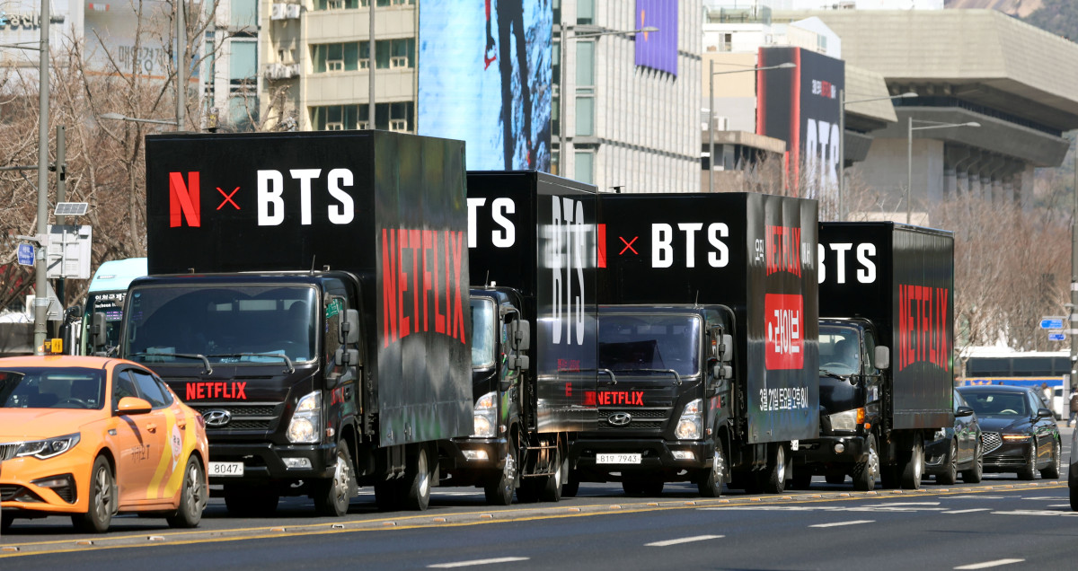 ▲그룹 방탄소년단(BTS)의 컴백 라이브 아리랑(ARIRANG) 광화문 공연을 이틀 앞둔 19일 서울 종로구 광화문광장 인근에 홍보 차량이 이동하고 있다. (신태현 기자 holjjak@)