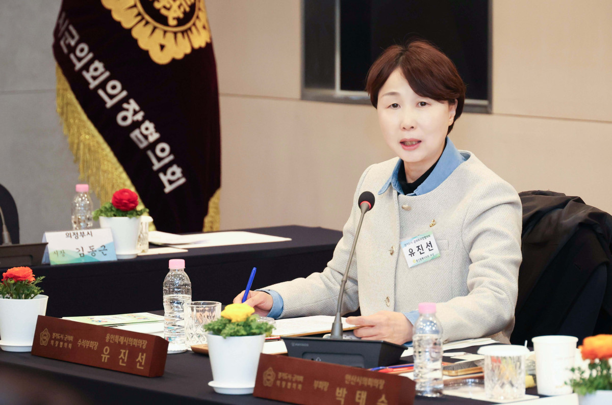 ▲유진선 용인특례시의회 의장이 19일 아일랜드캐슬에서 열린 제182차 경기도시·군의회의장협의회 정례회의에서 지방의회 장기교육훈련 확대 및 제도 개선 촉구 건의문을 직접 제안 설명하고 있다. (용인특례시의회)