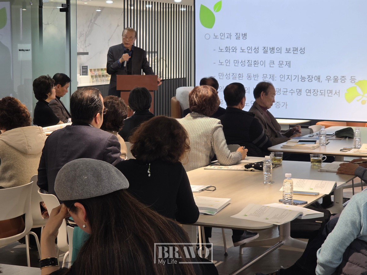 ▲차흥봉 전 보건복지부 장관의 강연을 경청하고 있는 참석자들의 모습.