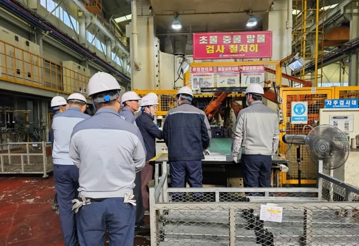 ▲광주의 한 공장에서 관계자들의 생산 현장의 안전상태를 확인하고 있다. (사진제공=광주시)