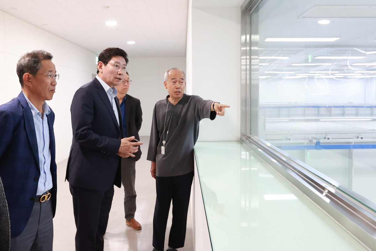 ▲이상일 용인특례시장이 지역 내 반도체 기업을 직접 방문해 생산시설을 세밀하게 살피며 기업 현장의 목소리를 경청하고 있다. (용인특례시)