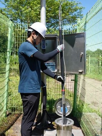 ▲제주도 지하수위 관측망 유지보수 모습. (사진제공=제주연구원)