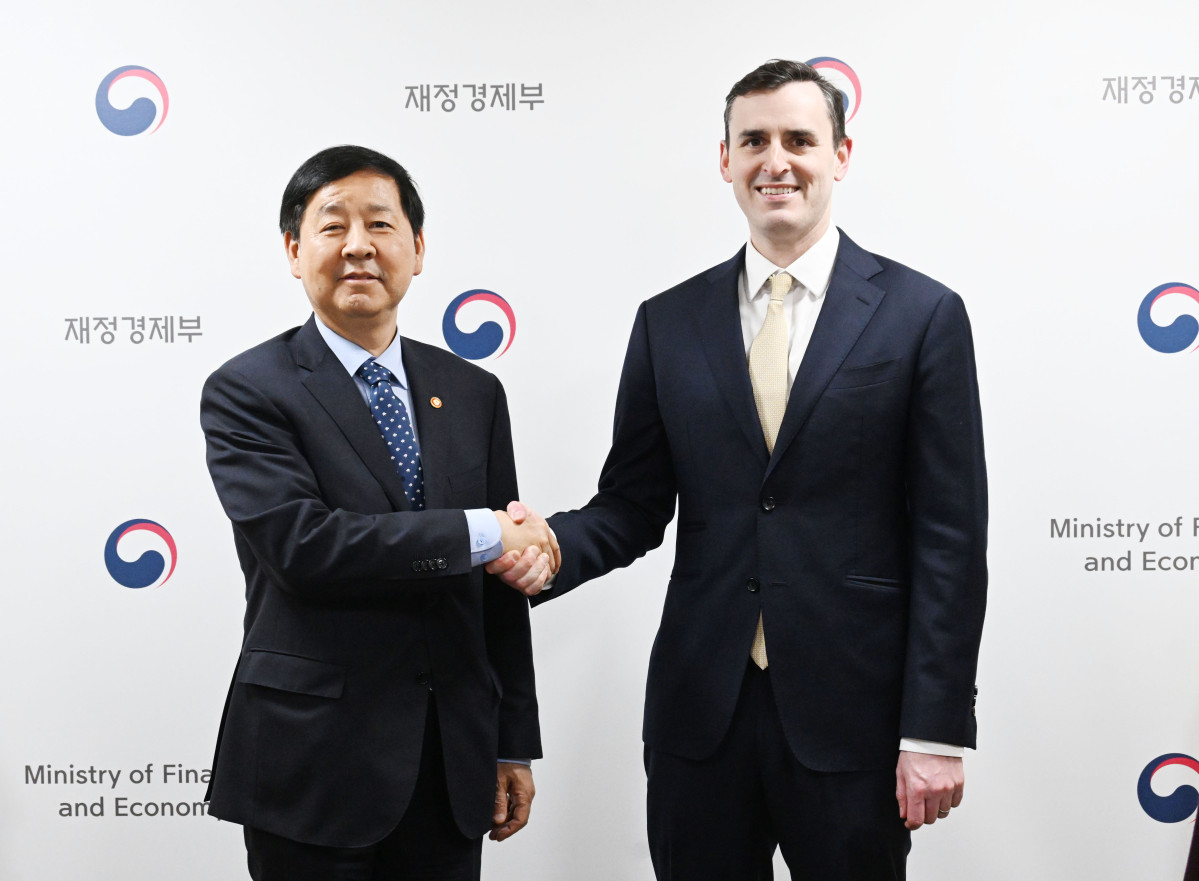 ▲구윤철 부총리 겸 재정경제부 장관이 3월 19일 서울 종로구 정부서울청사에서 댄 카츠 IMF 수석 부총재와 면담에 앞서 악수하며 기념사진을 찍고 있다. (재정경제부)