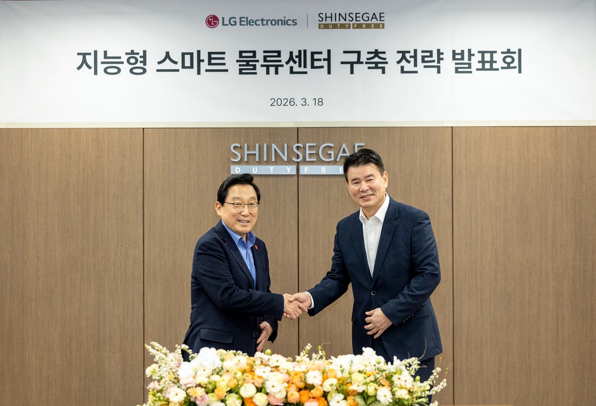 ▲(왼쪽부터) 이석구 신세계디에프 대표이사, 정대화 LG전자 생산기술원장(사장)이 기념촬영을 하고 있다. (사진제공=신세계면세점)