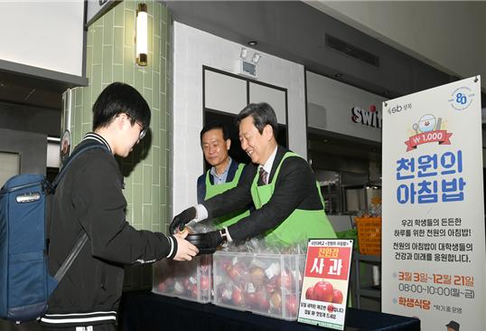 ▲정승렬 국민대 총장(오른쪽)과 이승로 성북구청장(가운데)이 19일 서울 성북구 교내 종합복지관에서 학생들에게 ‘천원의 아침밥’을 배식하고 있다. (사진=국민대)