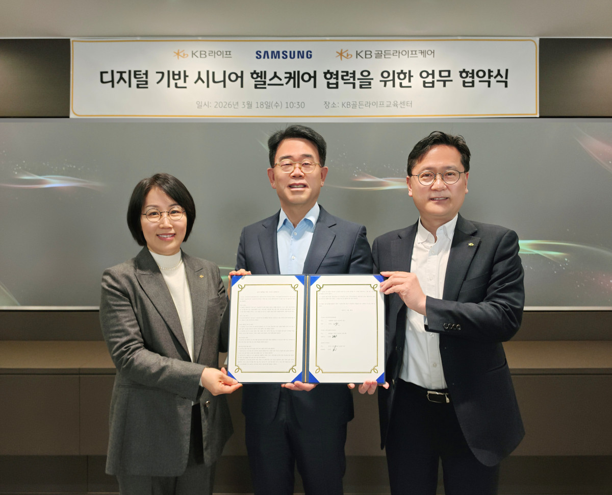 ▲삼성전자와 KB라이프, KB골든라이프케어는 지난 18일 (왼쪽부터)KB라이프 김효동 전무, 삼성전자 한국총괄 오치오 부사장,          KB골든라이프케어 조용범 대표이사가 참석한 가운데 서울 강남구 KB라이프타워에서 '디지털 기반 시니어 헬스케어 협력을 위한 업무협약(MOU)'을 체결했다. (사진제공=삼성전자)