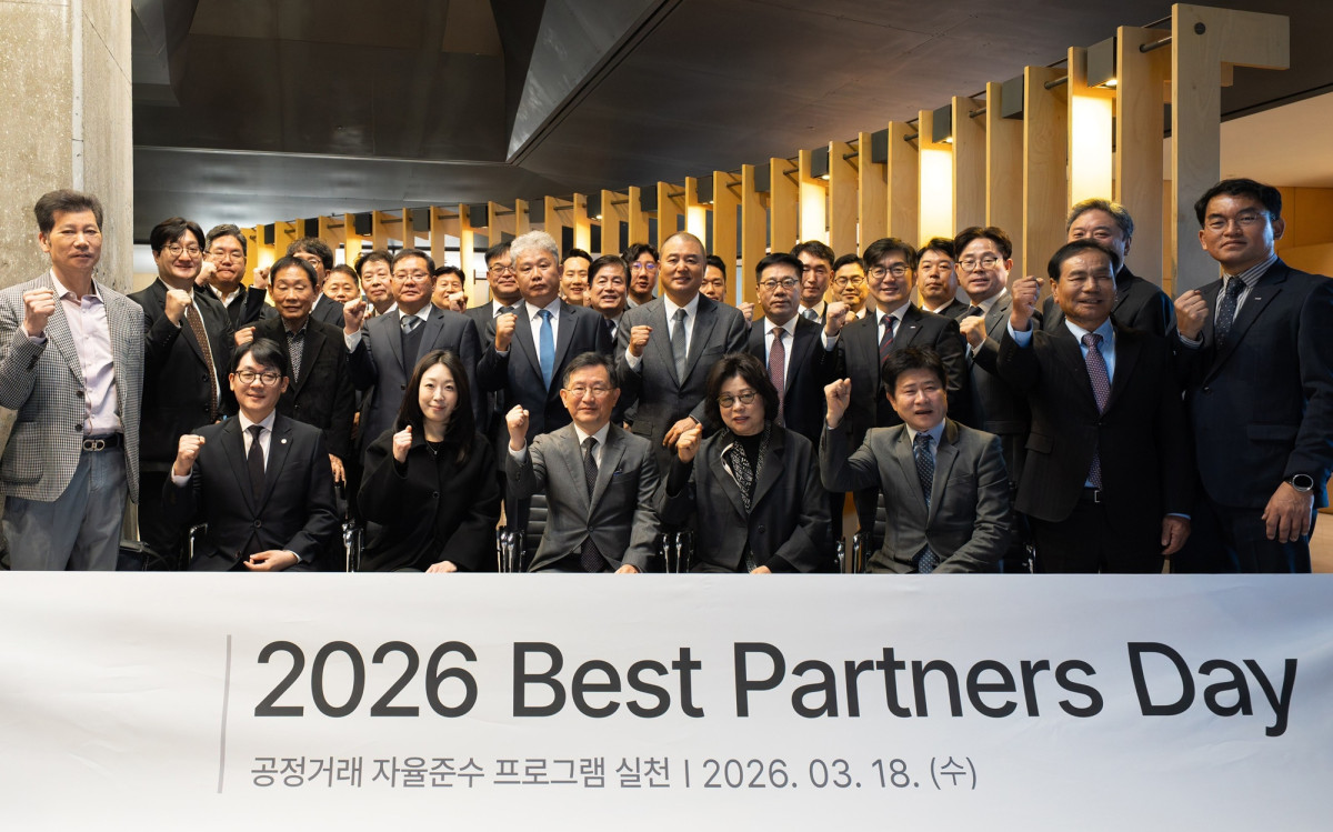 ▲(앞줄 왼쪽 세 번째부터) 정경구 HDC현대산업개발 대표와 한혜숙 엠케이지 대표 등 참석자들이 ‘2026 베스트파트너스데이’ 행사에서 기념 촬영을 하고 있다. (사진제공=HDC현대산업개발)