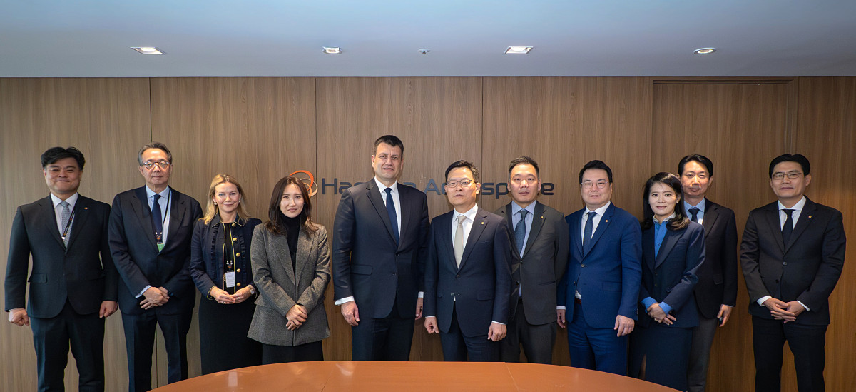 ▲바스티안 기거리히 IISS 소장(왼쪽에서 5번째), 손재일 한화에어로스페이스 대표이사(왼쪽에서 6번째) 및 주요 참석자가 단체사진을 촬영하고 있다.