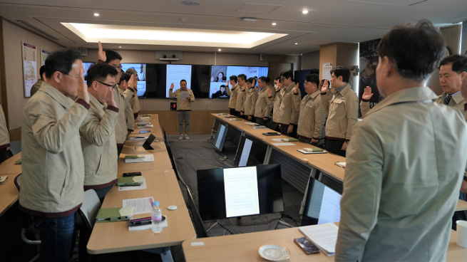 ▲에스알이 20일 서울 강남구 본사사옥에서 ‘에너지 비상저감조치 결의대회’를 열고 있다. (사진제공=SR)