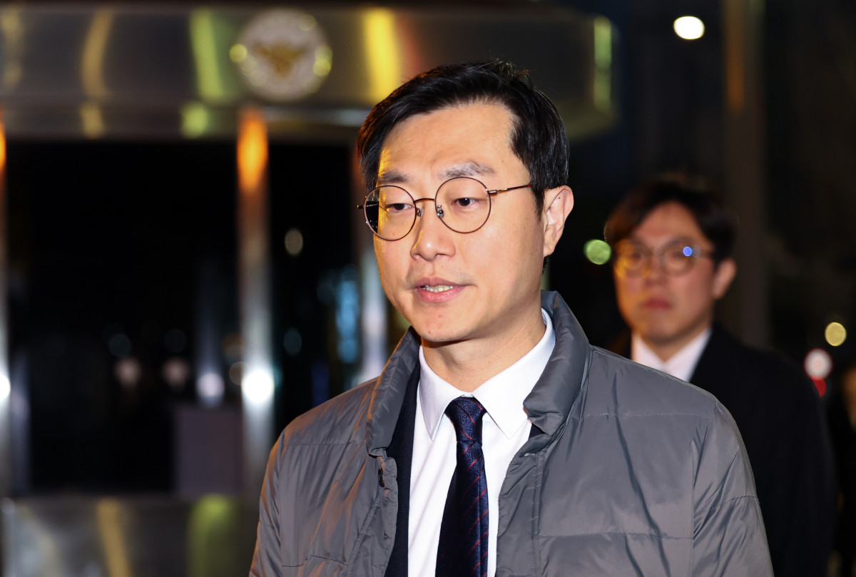 ▲장경태 더불어민주당 의원이 19일 서울 종로구 서울경찰청에서 열린 성추행 의혹 사건과 관련 경찰 수사심의위원회(수사심의위) 출석을 마친 후 차량으로 이동하고 있다. (사진=뉴시스)