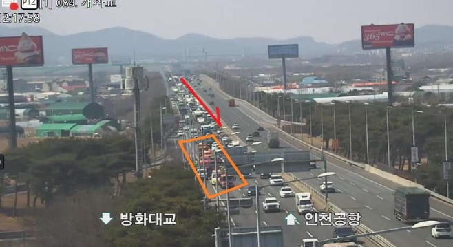 ▲인천공항고속도로 개화터널 인근 차량 화재 발생 (출처=서울특별시 교통정보센터 홈페이지)