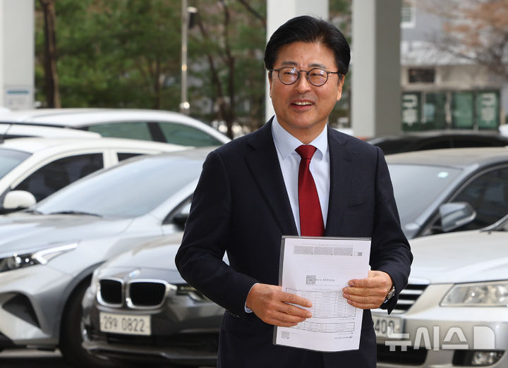 ▲김종혁 전 국민의힘 최고위원이 26일 오후 서울 양천구 서울남부지방법원에서 열린 국민의힘 당원권 1년 정지 징계 효력정지 가처분 신청 첫 심문기일에 출석하고 있다. (뉴시스)