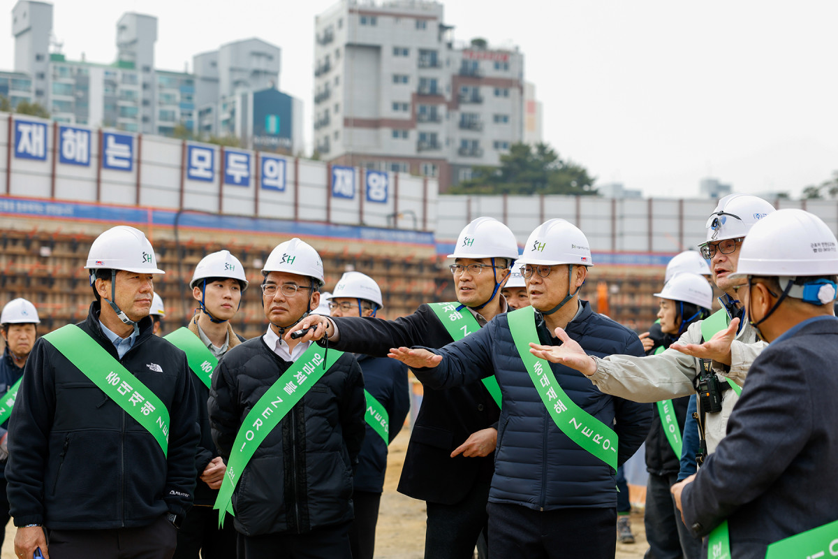 ▲황상하 SH 사장과 관계자들이 건설 현장 안전 상태를 점검하고 있다. (SH)