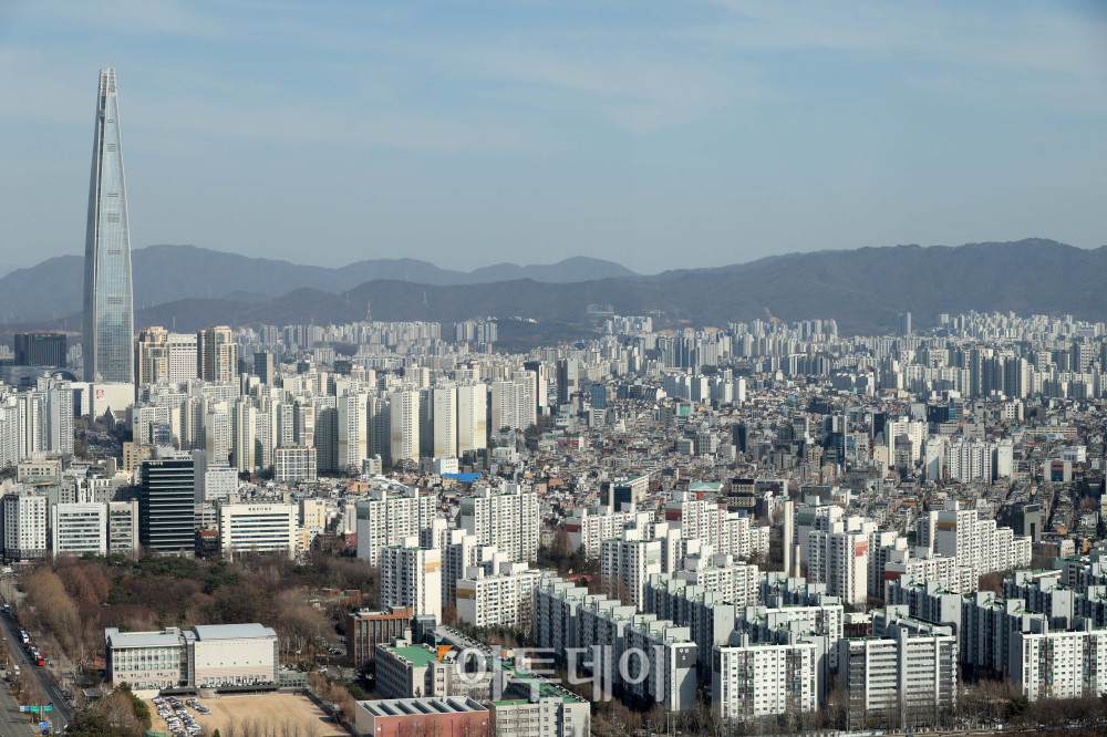 ▲서울 강남3구와 용산구에서 시작된 아파트값 약세가 성동·동작 등 한강벨트 지역으로 확산되고 있다. 20일 한국부동산원에 따르면 3월 셋째 주 기준 서울 아파트값 상승폭은 7주째 둔화됐으며, 성동구는 2년 만에 하락 전환했다. 사진은 서울의 아파트 전경. 고이란 기자 photoeran@