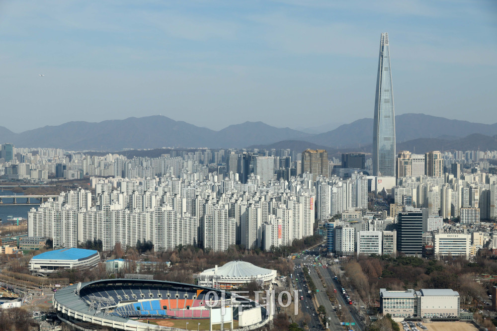 ▲서울 강남3구와 용산구에서 시작된 아파트값 약세가 성동·동작 등 한강벨트 지역으로 확산되고 있다. 20일 한국부동산원에 따르면 3월 셋째 주 기준 서울 아파트값 상승폭은 7주째 둔화됐으며, 성동구는 2년 만에 하락 전환했다. 사진은 서울의 아파트 전경. 고이란 기자 photoeran@