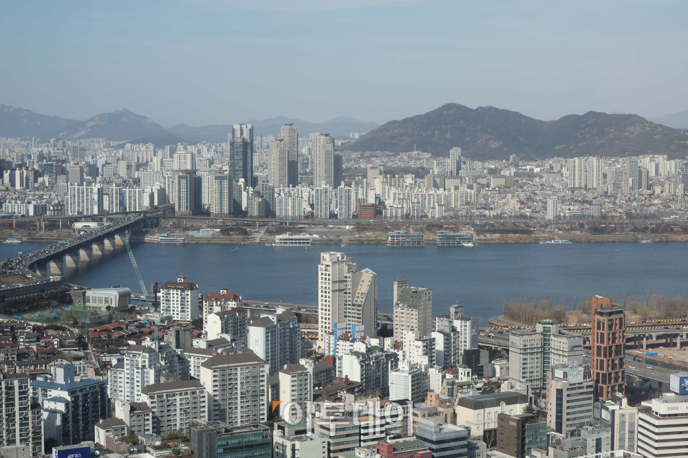 ▲서울 강남3구와 용산구에서 시작된 아파트값 약세가 성동·동작 등 한강벨트 지역으로 확산되고 있다. 20일 한국부동산원에 따르면 3월 셋째 주 기준 서울 아파트값 상승폭은 7주째 둔화됐으며, 성동구는 2년 만에 하락 전환했다. 사진은 서울의 아파트 전경. 고이란 기자 photoeran@