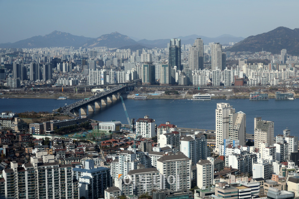 ▲서울 강남3구와 용산구에서 시작된 아파트값 약세가 성동·동작 등 한강벨트 지역으로 확산되고 있다. 20일 한국부동산원에 따르면 3월 셋째 주 기준 서울 아파트값 상승폭은 7주째 둔화됐으며, 성동구는 2년 만에 하락 전환했다. 사진은 서울의 아파트 전경. 고이란 기자 photoeran@