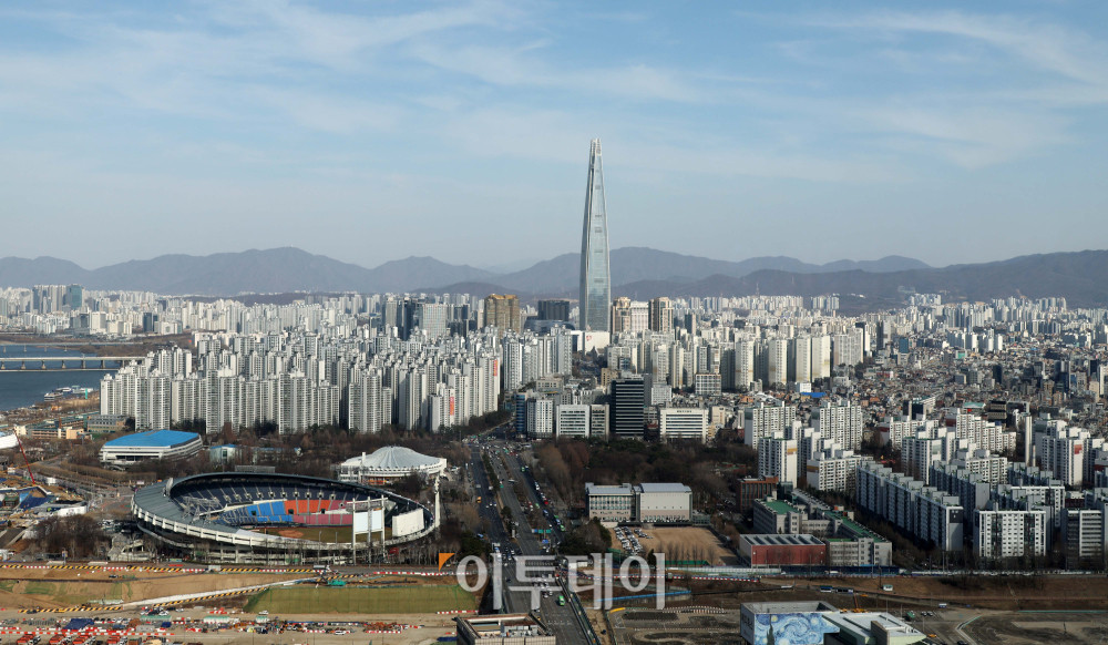 ▲서울 강남3구와 용산구에서 시작된 아파트값 약세가 성동·동작 등 한강벨트 지역으로 확산되고 있다. 20일 한국부동산원에 따르면 3월 셋째 주 기준 서울 아파트값 상승폭은 7주째 둔화됐으며, 성동구는 2년 만에 하락 전환했다. 사진은 서울의 아파트 전경. 고이란 기자 photoeran@