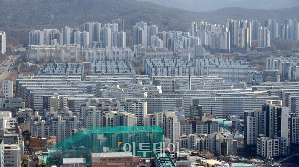 ▲서울 강남3구와 용산구에서 시작된 아파트값 약세가 성동·동작 등 한강벨트 지역으로 확산되고 있다. 20일 한국부동산원에 따르면 3월 셋째 주 기준 서울 아파트값 상승폭은 7주째 둔화됐으며, 성동구는 2년 만에 하락 전환했다. 사진은 서울의 아파트 전경. 고이란 기자 photoeran@