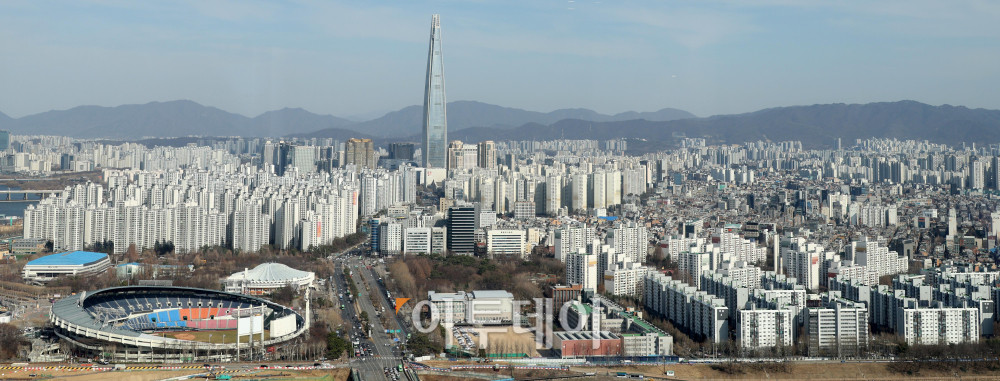 ▲서울 강남3구와 용산구에서 시작된 아파트값 약세가 성동·동작 등 한강벨트 지역으로 확산되고 있다. 20일 한국부동산원에 따르면 3월 셋째 주 기준 서울 아파트값 상승폭은 7주째 둔화됐으며, 성동구는 2년 만에 하락 전환했다. 사진은 서울의 아파트 전경. 고이란 기자 photoeran@