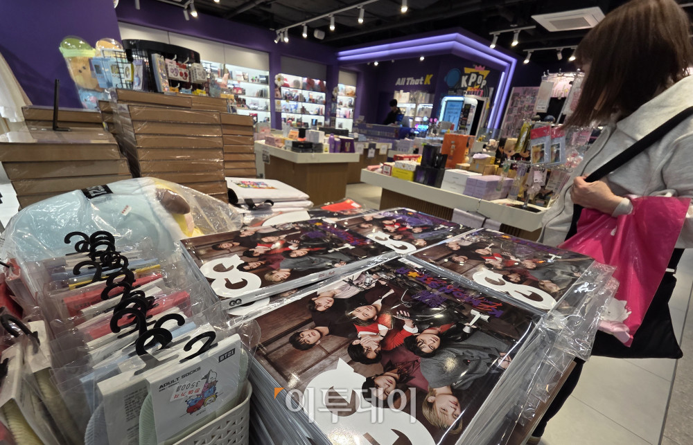▲방탄소년단(BTS) 컴백 광화문 공연을 하루 앞둔 20일 서울 중구 명동의 한 케이팝 굿즈샵에 BTS 상품에 진열돼 있다. 고이란 기자 photoeran@