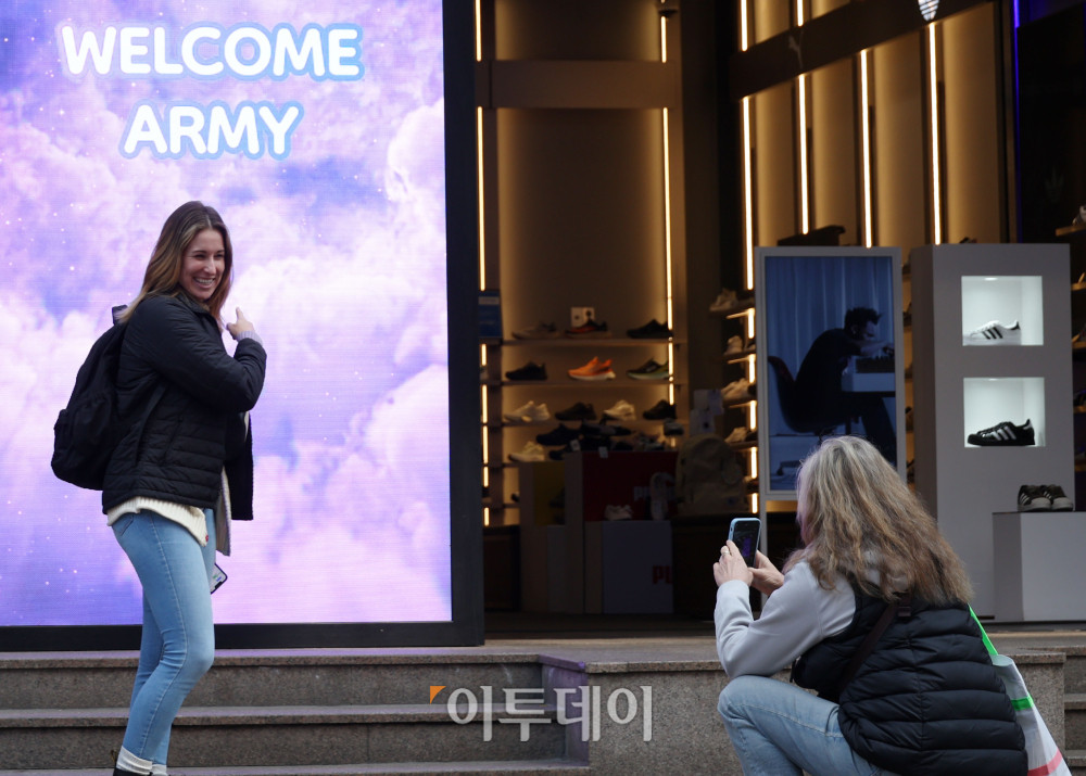 ▲방탄소년단(BTS) 컴백 광화문 공연을 하루 앞둔 20일 서울 중구 명동거리에 BTS 관련 환영 영상이 나오고 있다. 고이란 기자 photoeran@