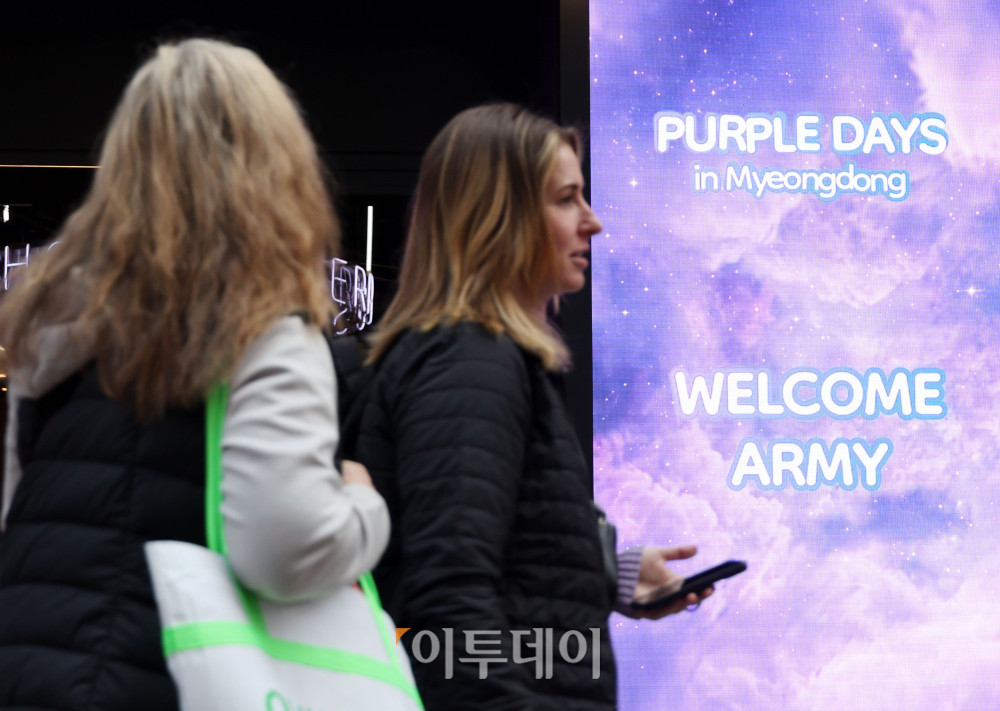 ▲방탄소년단(BTS) 컴백 광화문 공연을 하루 앞둔 20일 서울 중구 명동거리에 BTS 관련 환영 영상이 나오고 있다. 고이란 기자 photoeran@