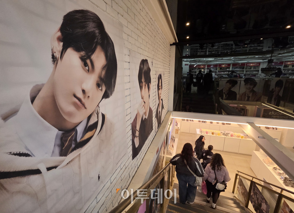 ▲방탄소년단(BTS) 컴백 광화문 공연을 하루 앞둔 20일 서울 중구 명동의 한 케이팝 굿즈샵에 관광객들이 북적이고 있다. 고이란 기자 photoeran@