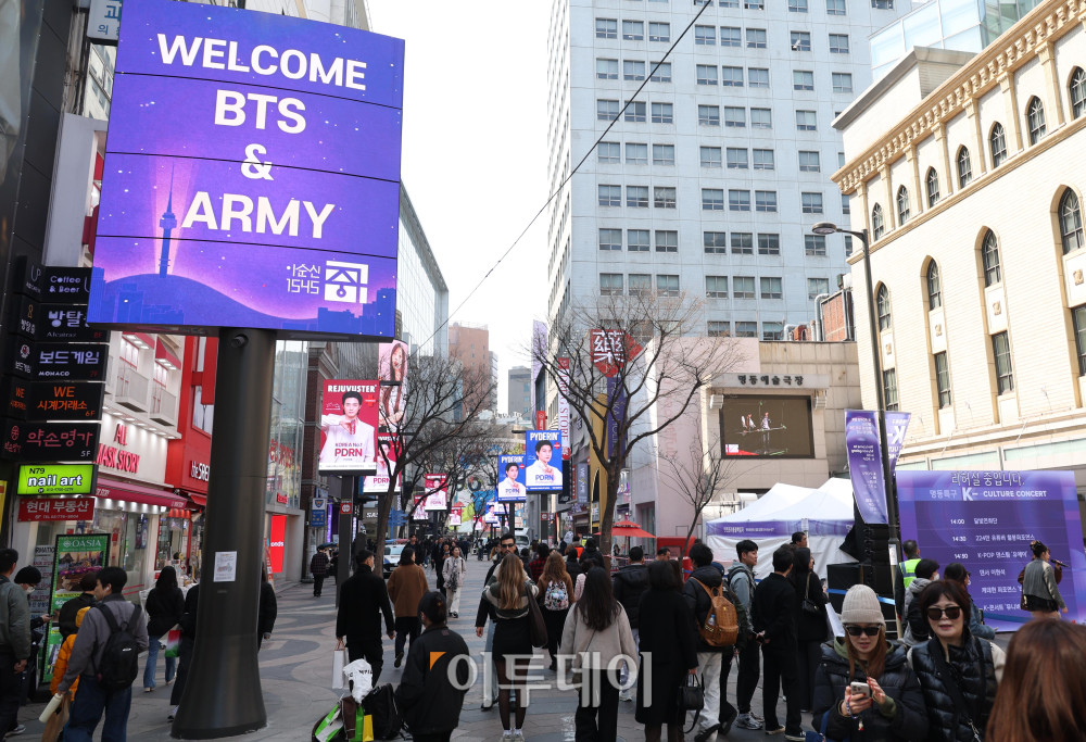 ▲방탄소년단(BTS) 컴백 광화문 공연을 하루 앞둔 20일 서울 중구 명동거리에 BTS 관련 환영 영상이 나오고 있다. 고이란 기자 photoeran@