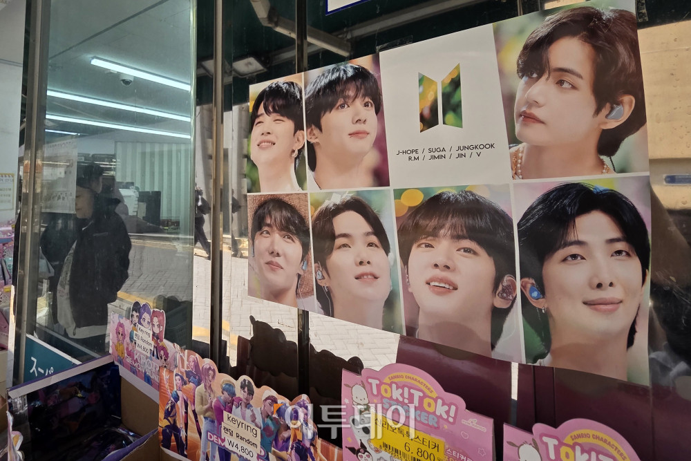 ▲방탄소년단(BTS) 컴백 광화문 공연을 하루 앞둔 20일 서울 중구 명동의 한 상점에 BTS 포스터가 붙어있다. 고이란 기자 photoeran@ 방탄소년단(BTS) 컴백 광화문 공연을 하루 앞둔 20일 서울 중구 명동의 한 케이팝 굿즈샵에 관광객들이 북적이고 있다. 고이란 기자 photoeran@