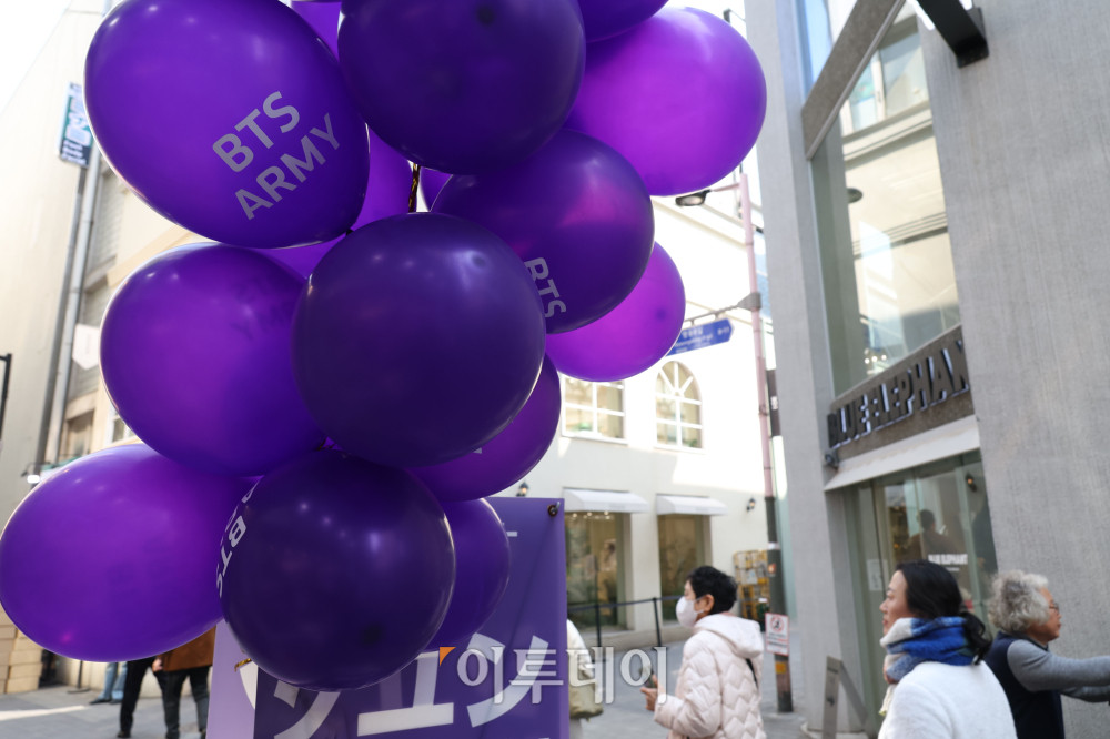 ▲방탄소년단(BTS) 컴백 광화문 공연을 하루 앞둔 20일 서울 중구 명동거리에 BTS 관련 풍선이 설치돼 있다. 고이란 기자 photoeran@