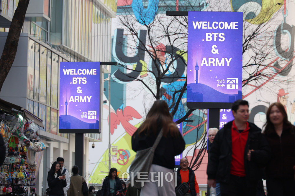 ▲방탄소년단(BTS) 컴백 광화문 공연을 하루 앞둔 20일 서울 중구 명동거리에 BTS 관련 환영 영상이 나오고 있다. 고이란 기자 photoeran@