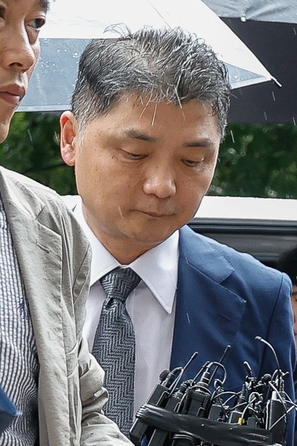 ▲SM엔터테인먼트 시세조종 의혹을 받는 김범수 카카오 경영쇄신위원장이 2024년 7월 서울 양천구 서울남부지방법원에 구속 전 피의자신문(영장실질심사)을 위해 출석하고 있다. 조현호 기자 hyunho@ (이투데이DB)